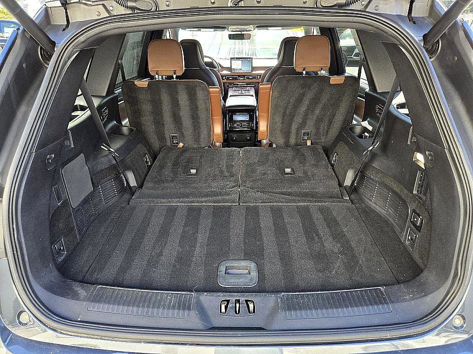Used 2023 Lincoln Aviator Reserve w/ Equipment Group 201A image 16