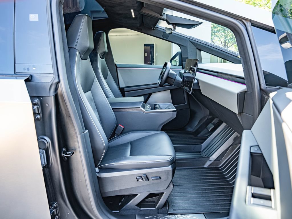 Used 2024 Tesla Cybertruck AWD Crew Cab image 33