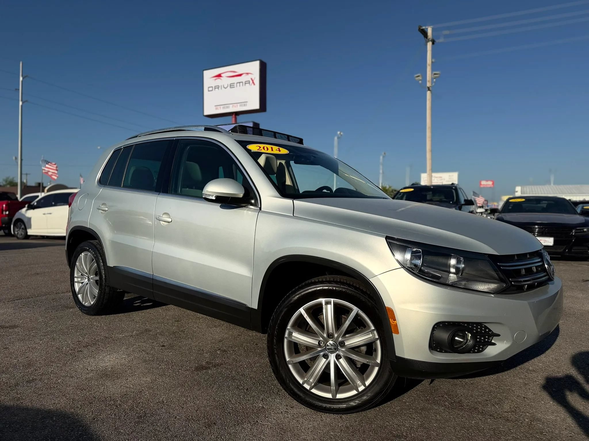Used 2014 Volkswagen Tiguan SEL FWD image 2