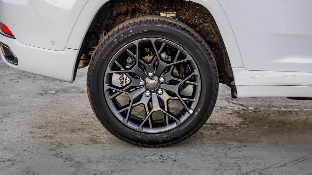 New 2025 Jeep Grand Cherokee Summit image 12