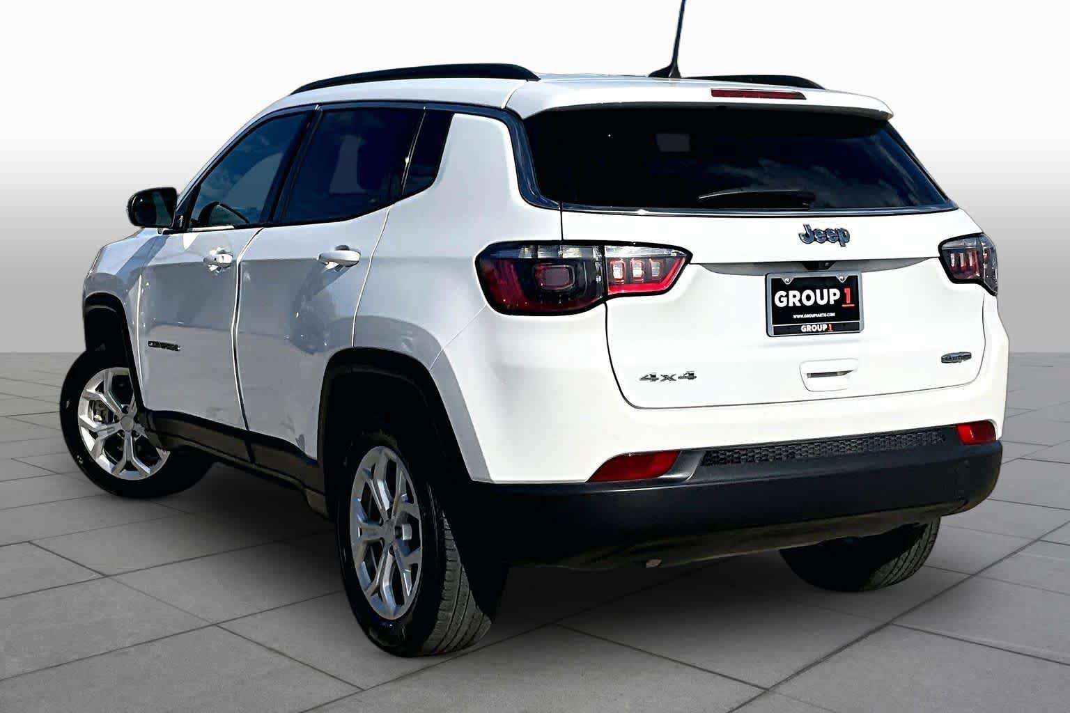 Used 2024 Jeep Compass Latitude AWD/4WD image 12