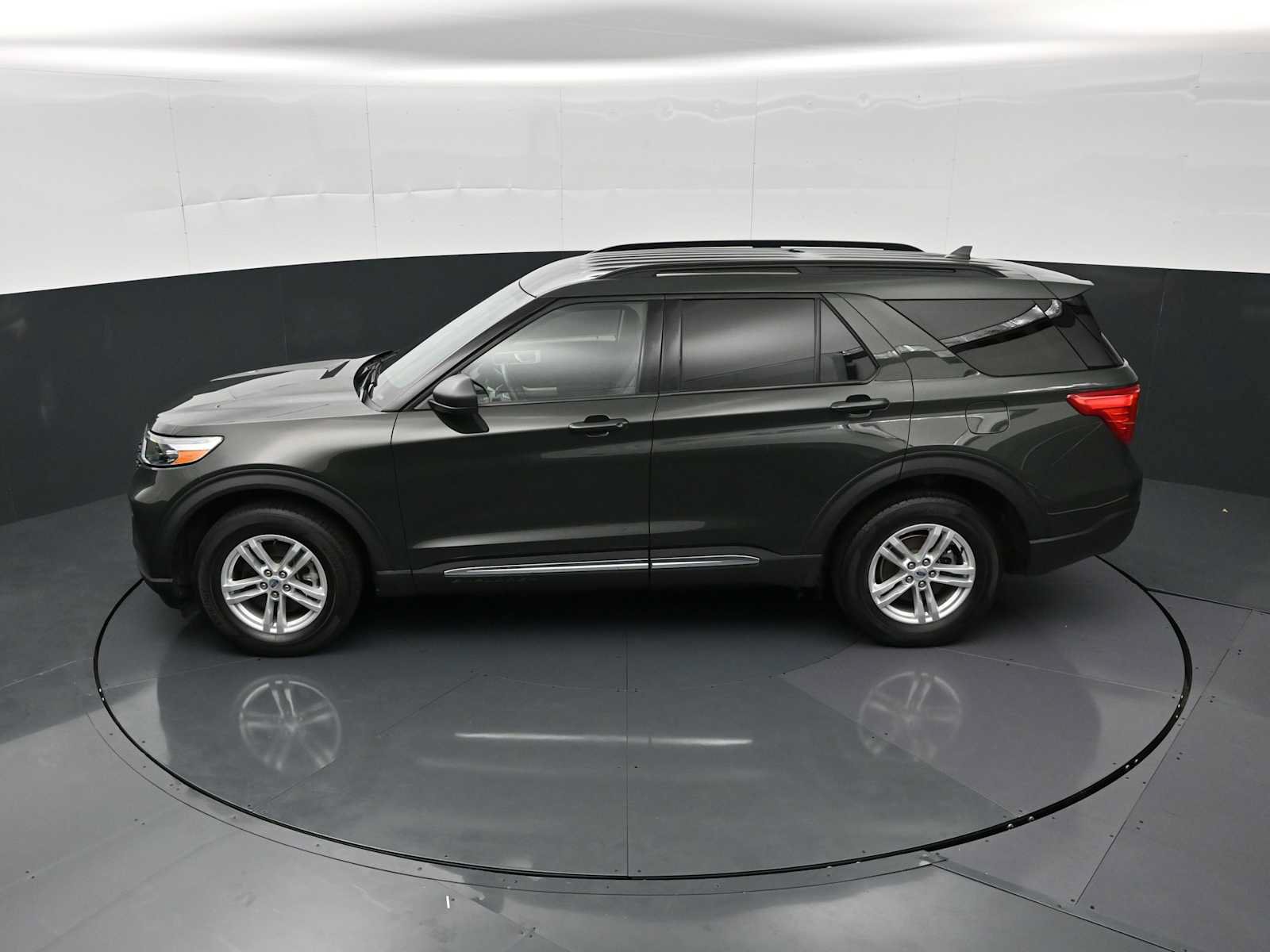 Used 2022 Ford Explorer XLT w/ Equipment Group 202A AWD/4WD image 24