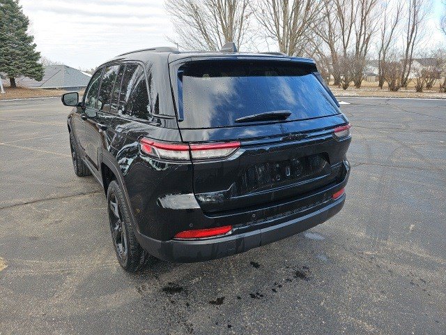 Used 2023 Jeep Grand Cherokee Limited w/ Luxury Tech Group II image 3