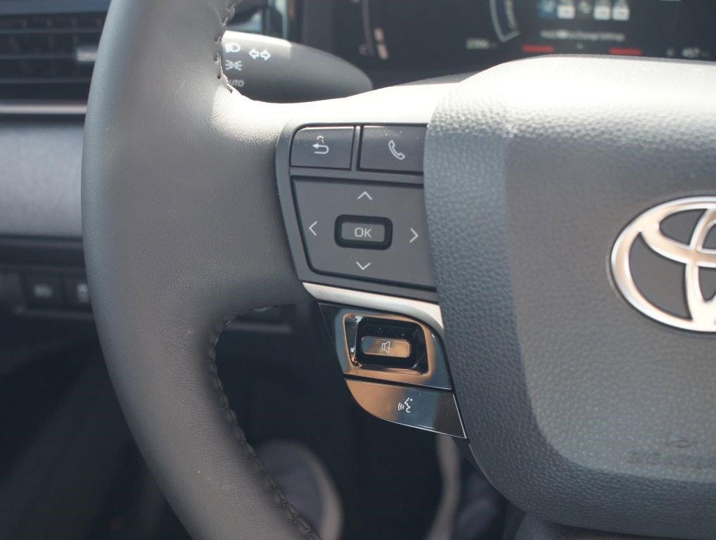 Used 2025 Toyota Camry LE w/ Convenience Package FWD image 9
