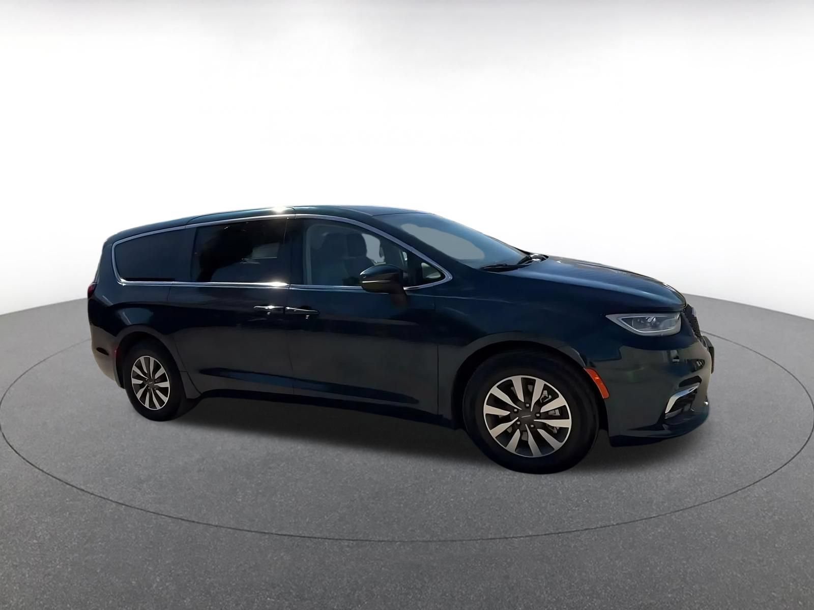 Used 2023 Chrysler Pacifica Touring-L FWD image 2