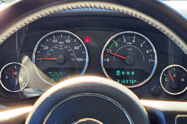 Used 2017 Jeep Wrangler Unlimited Sahara w/ Connectivity Group AWD/4WD image 13