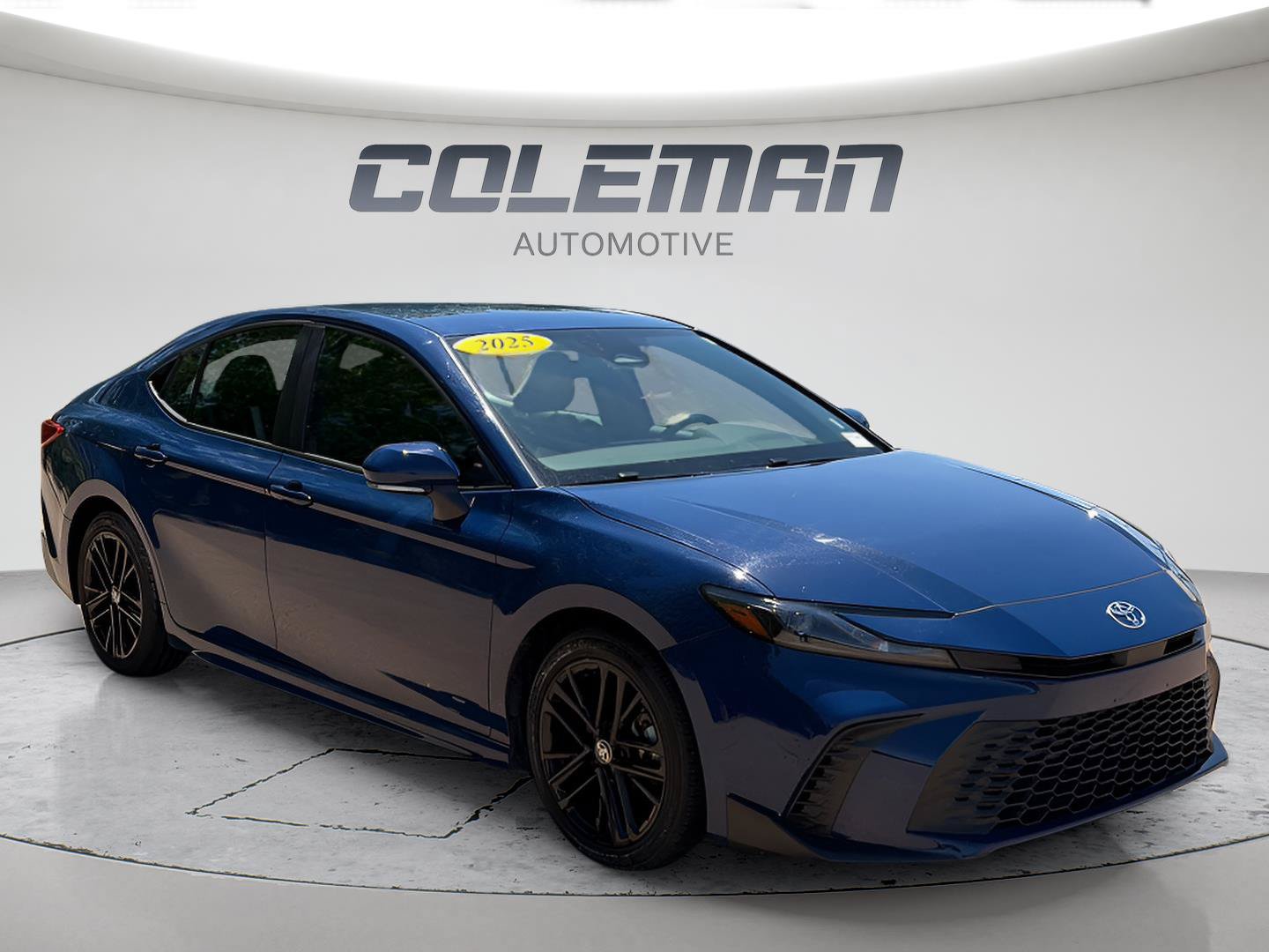 Used 2025 Toyota Camry SE FWD image 9