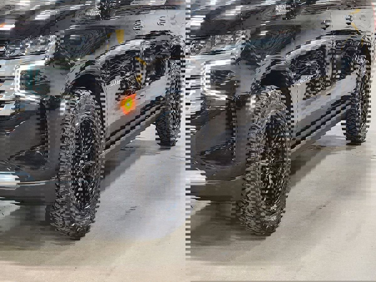 Used 2023 Chevrolet Suburban High Country image 17