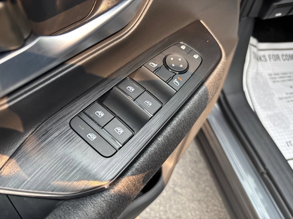 Used 2025 Nissan Kicks SV AWD/4WD image 19
