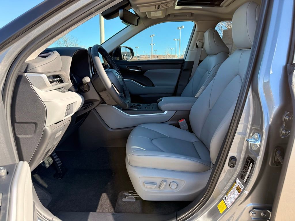 Used 2026 Toyota Highlander XLE image 11