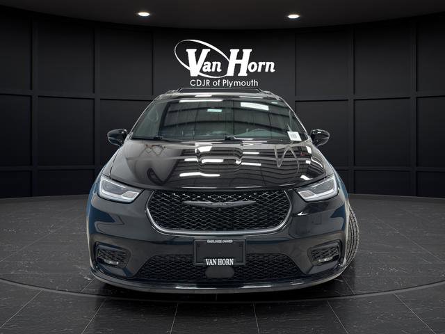 Used 2025 Chrysler Pacifica Limited image 8