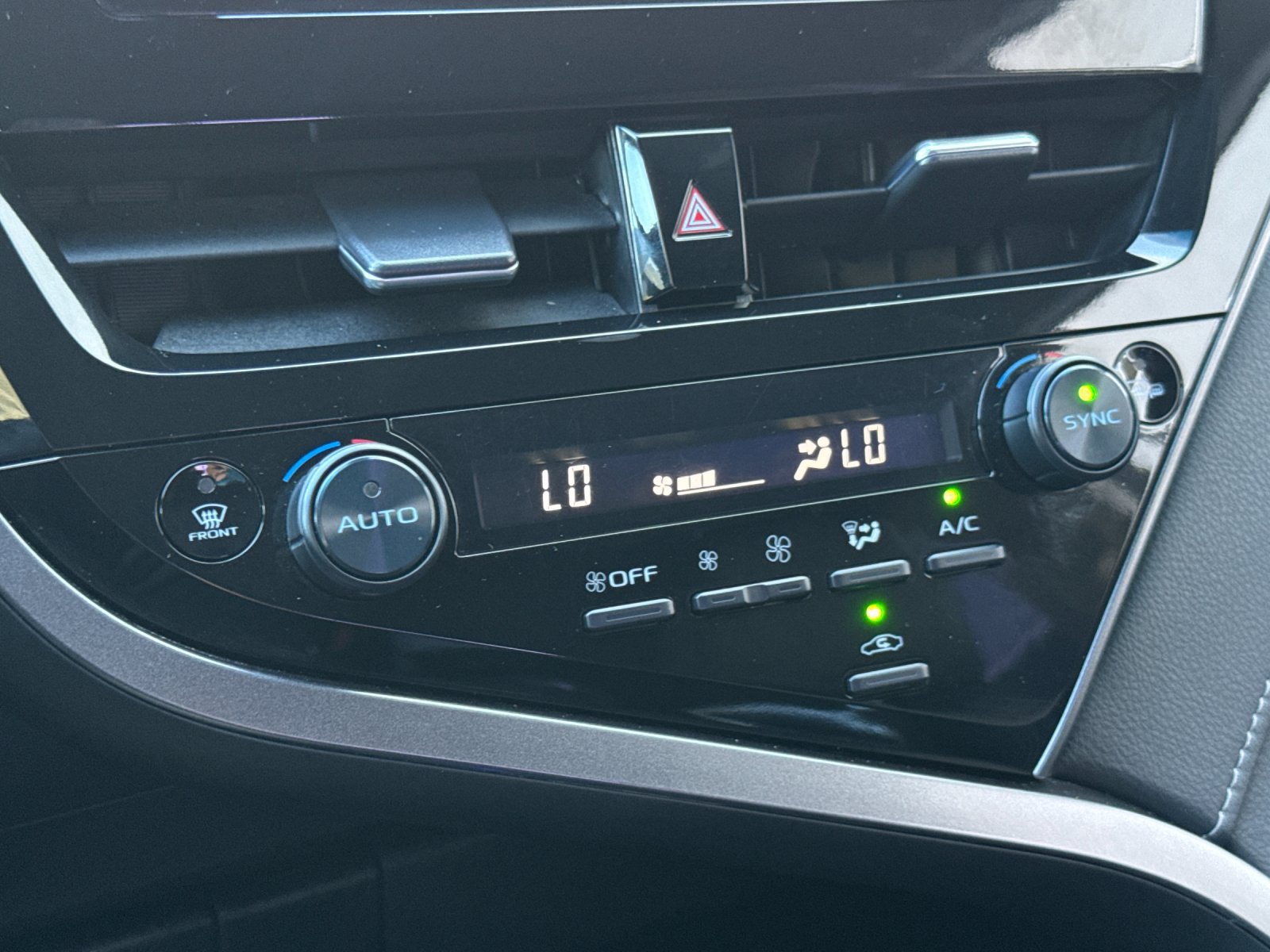 Used 2024 Toyota Camry SE w/ Convenience Package FWD image 17