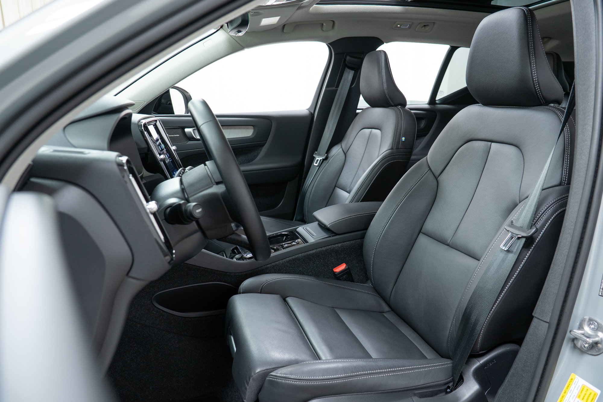 Certified 2025 Volvo XC40 B5 Plus AWD/4WD image 13