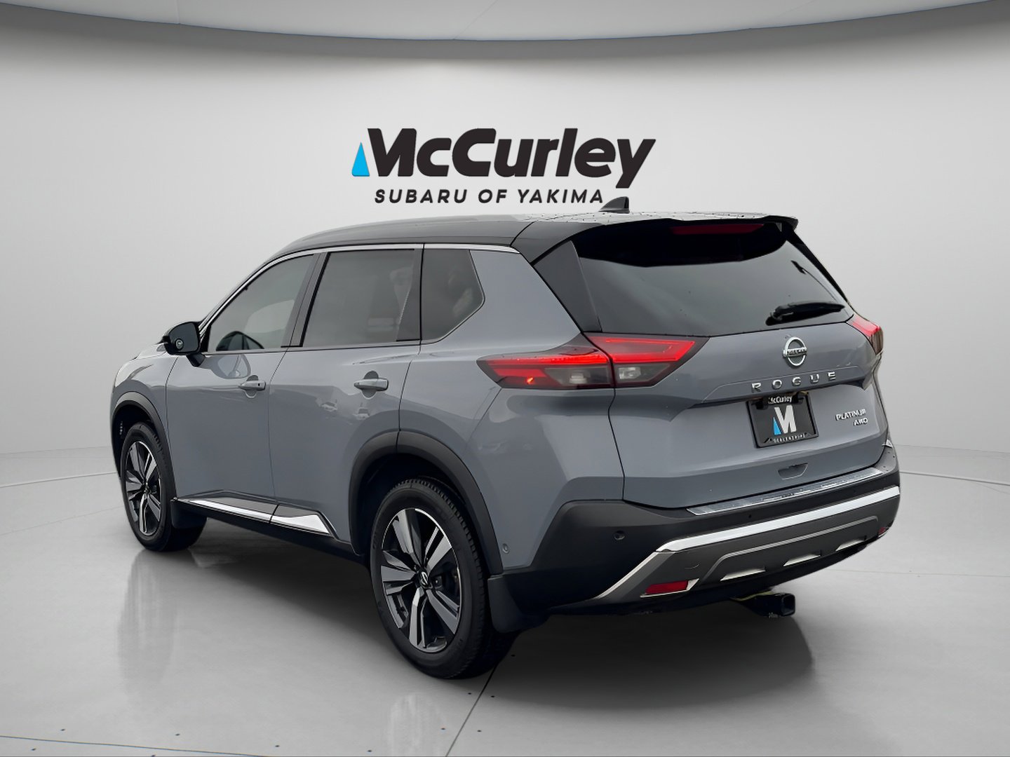Used 2021 Nissan Rogue Platinum image 3