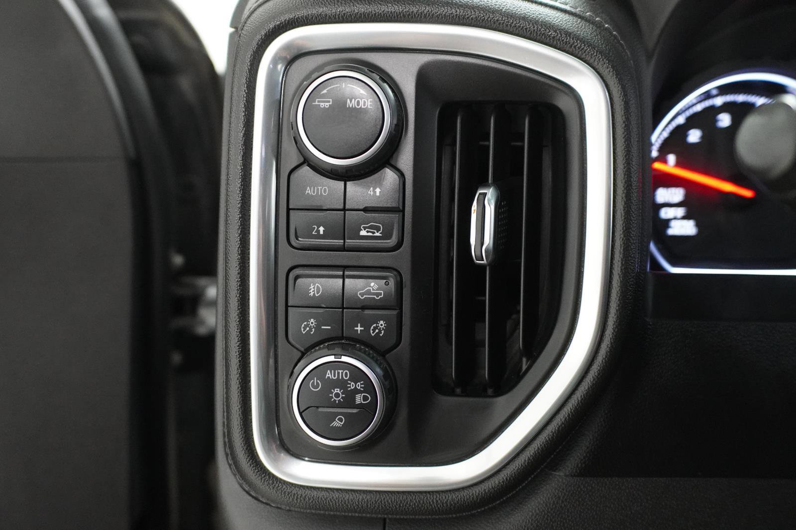 Used 2020 Chevrolet Silverado 1500 RST w/ Texas Edition AWD/4WD image 16