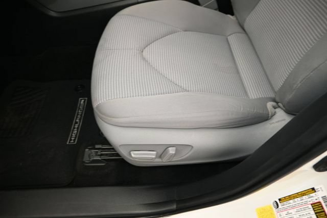 Used 2020 Toyota Highlander LE FWD image 11