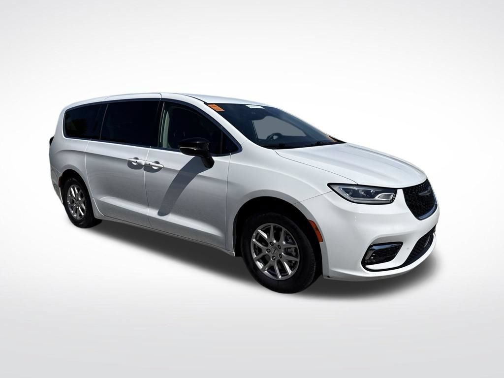 Used 2024 Chrysler Pacifica Touring-L FWD image 17