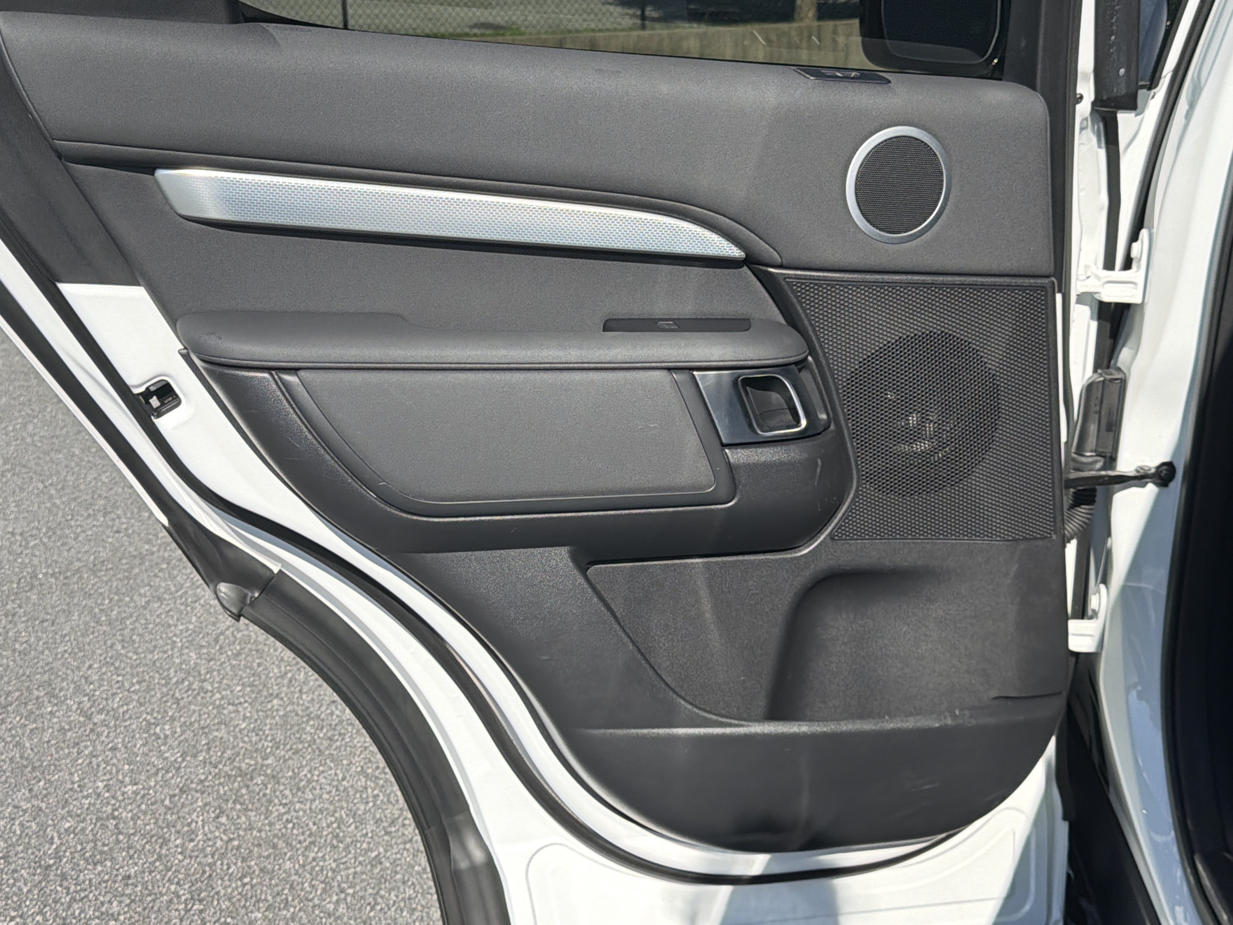 Used 2020 Land Rover Discovery Landmark AWD/4WD image 27