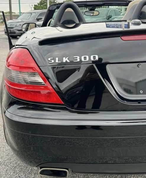Used 2011 Mercedes-Benz SLK 300 image 17