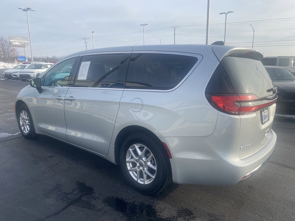 Used 2024 Chrysler Pacifica Touring-L image 2