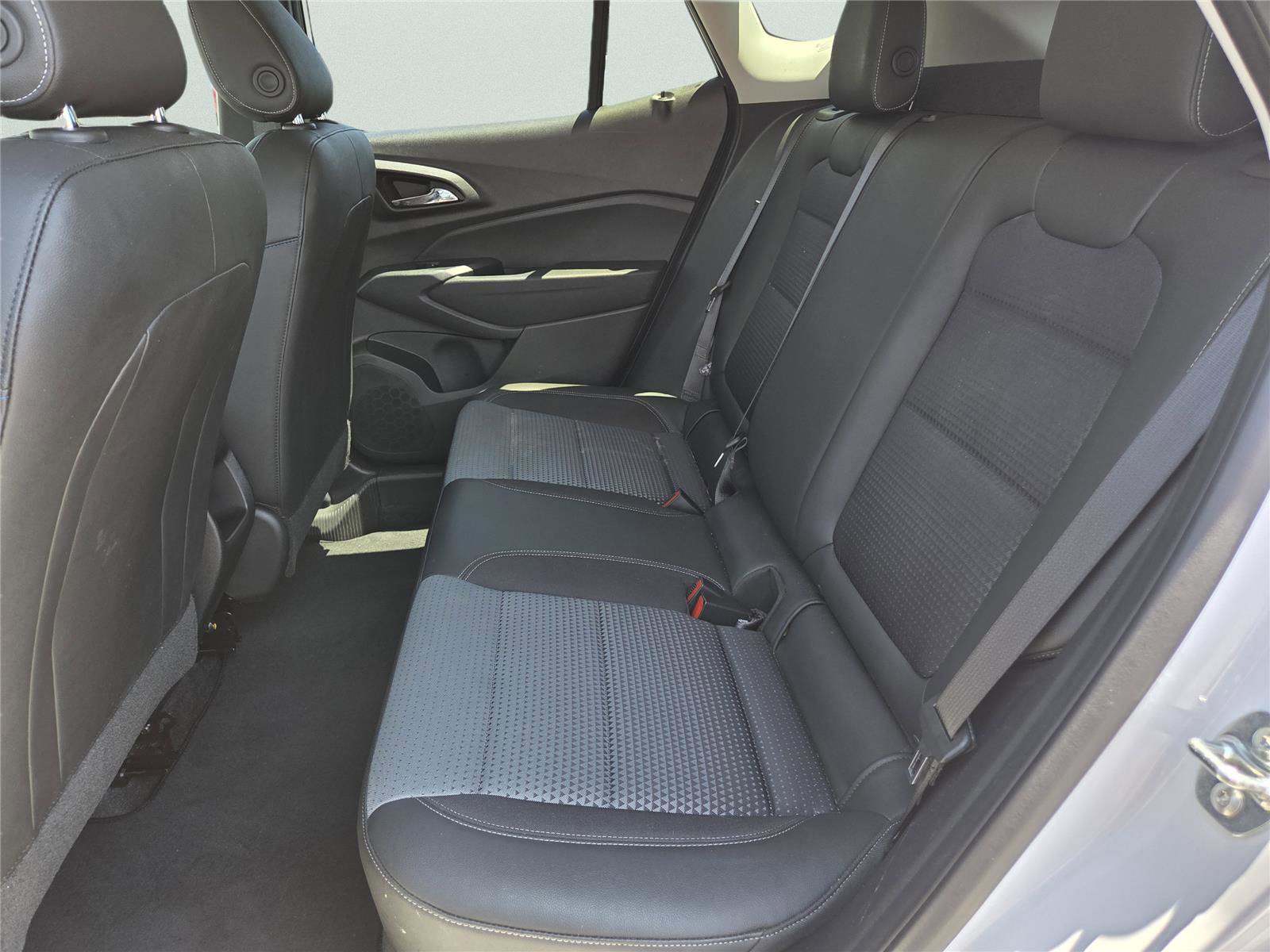 Used 2025 Chevrolet Trax LT w/ LT Convenience Package FWD image 18
