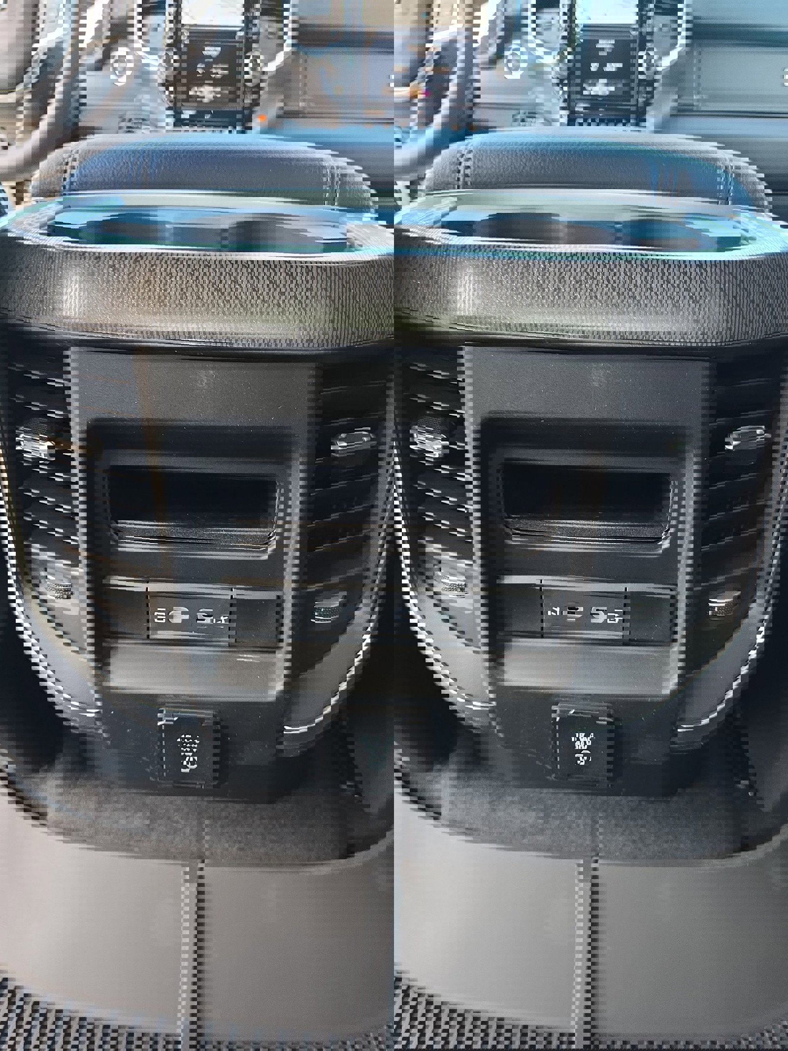 New 2026 RAM 1500 4x4 Crew Cab image 23