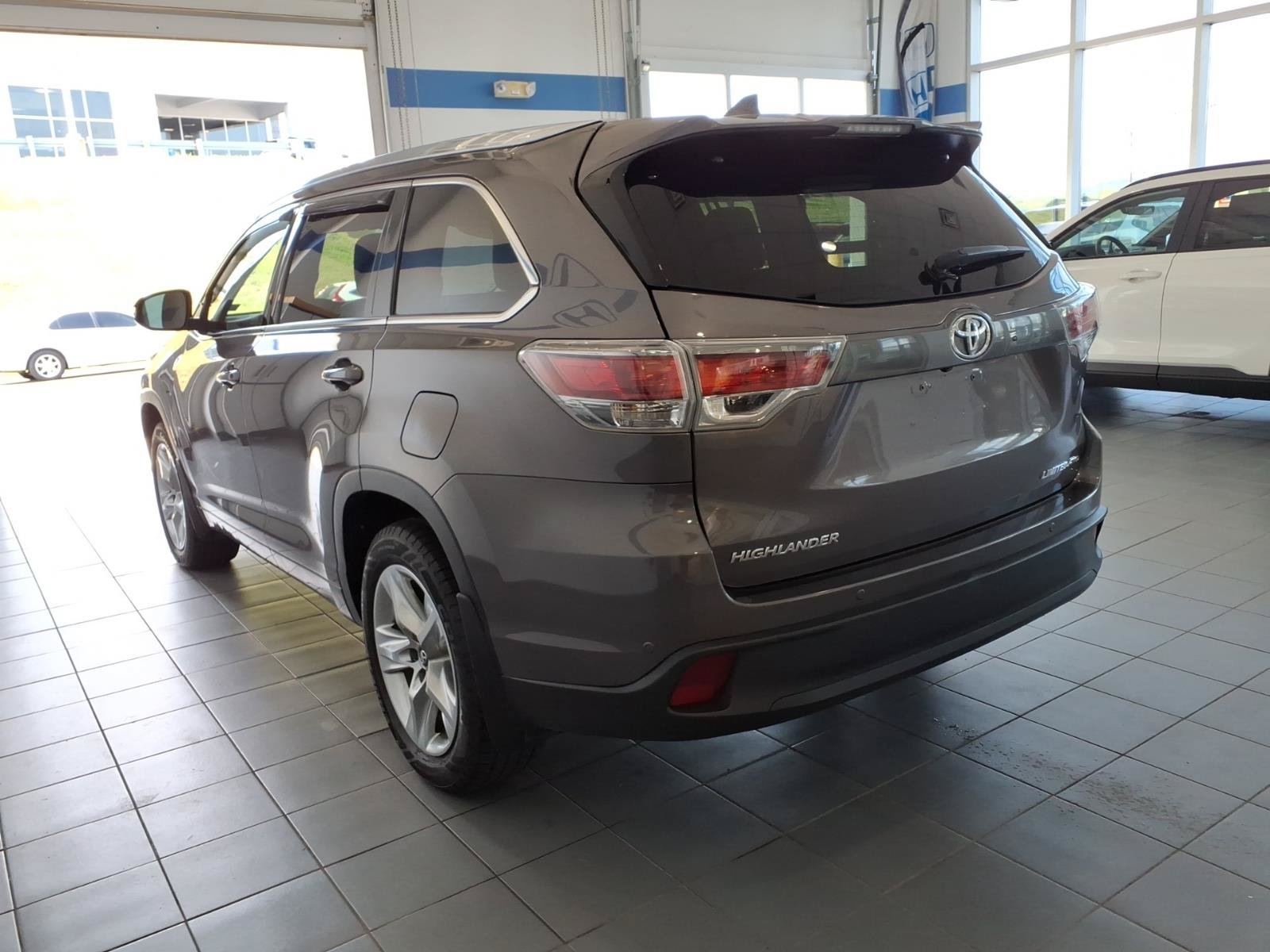 Used 2016 Toyota Highlander Limited w/ Driver Technology Package AWD/4WD image 7