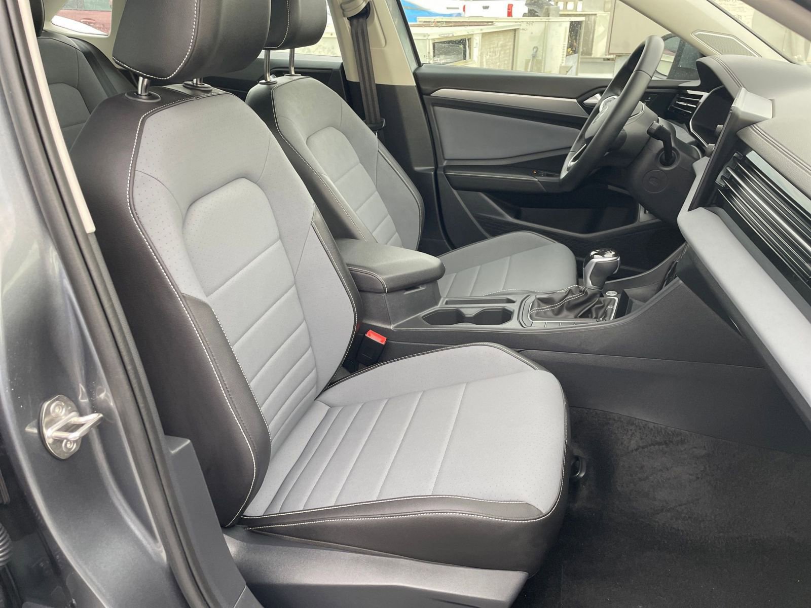 Used 2025 Volkswagen Jetta SE image 37