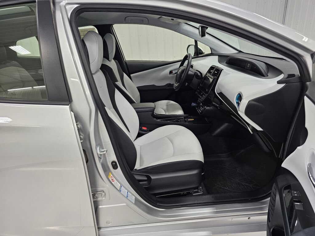 Used 2019 Toyota Prius XLE AWD/4WD image 17
