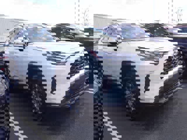 Used 2025 Toyota RAV4 XLE image 4