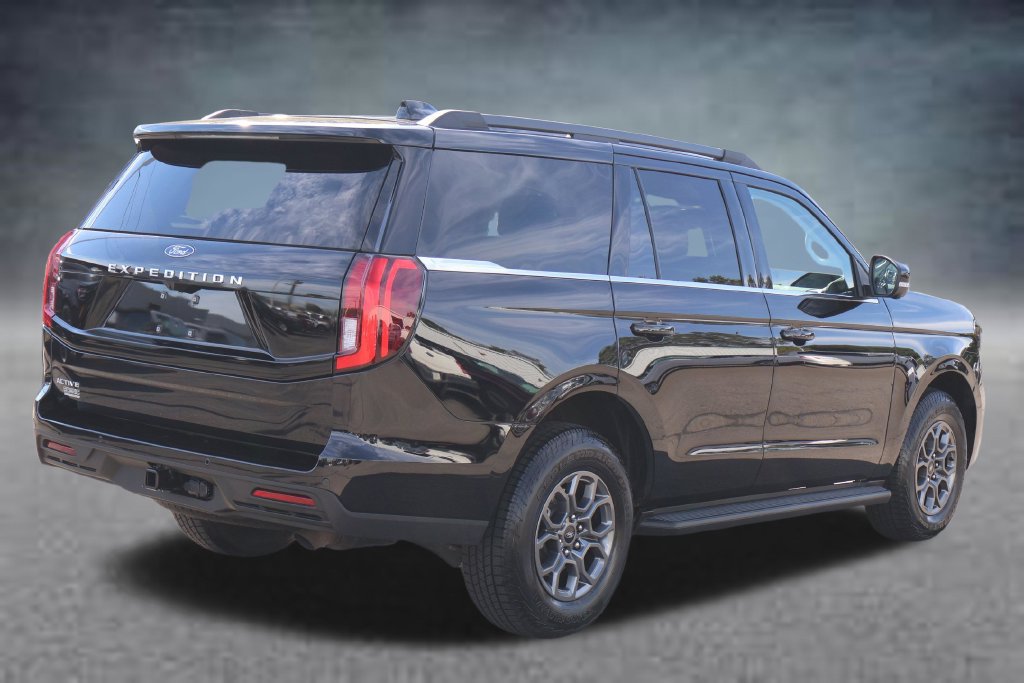 Used 2026 Ford Expedition Active AWD/4WD image 3