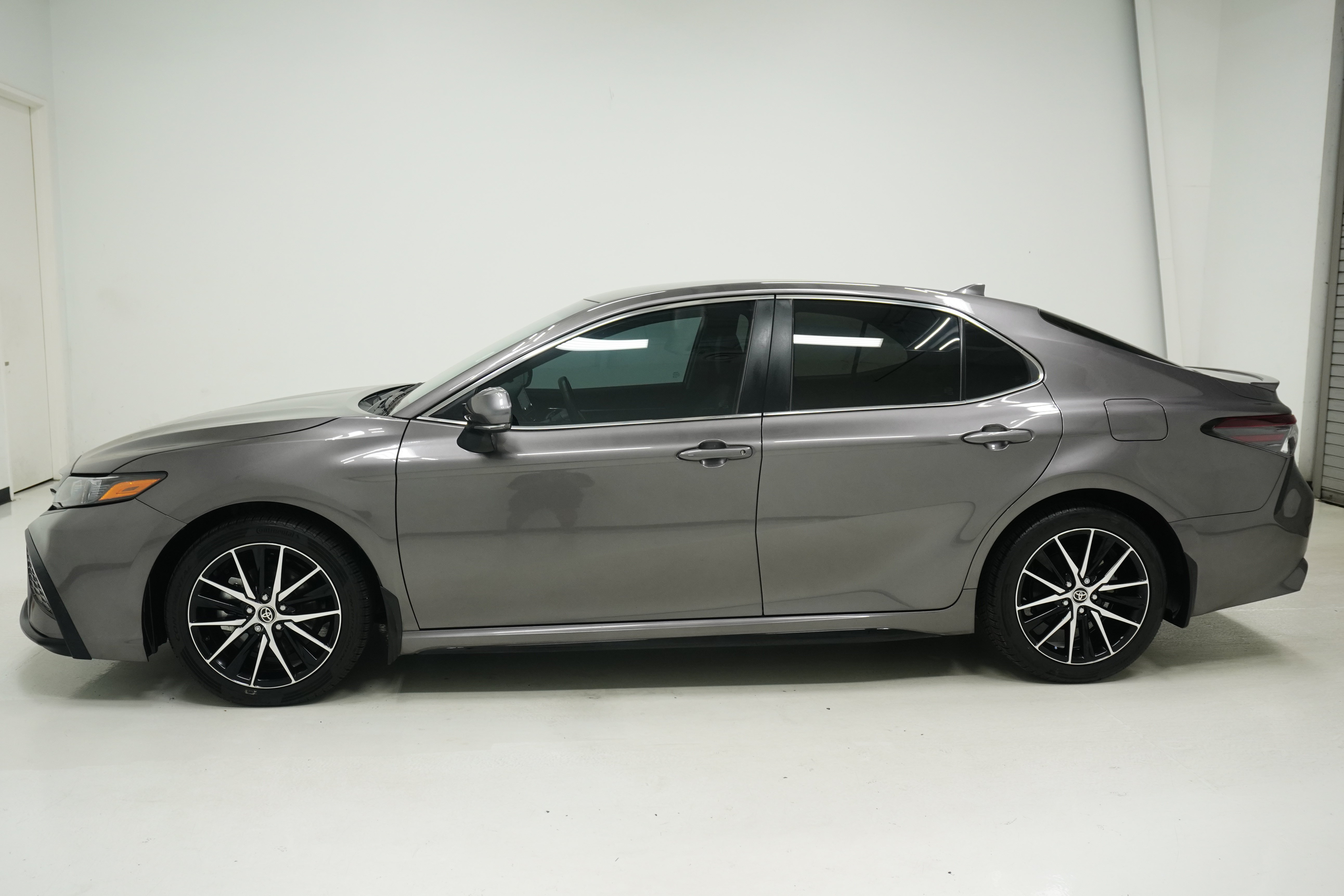Used 2023 Toyota Camry SE w/ Convenience Package FWD image 7