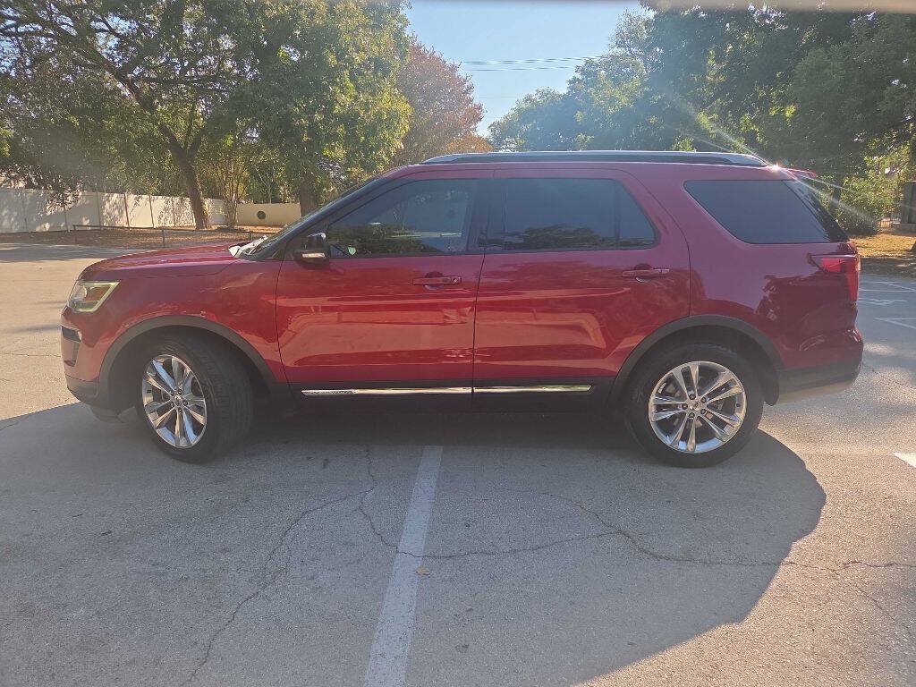 Used 2018 Ford Explorer XLT w/ Equipment Group 202A FWD image 3
