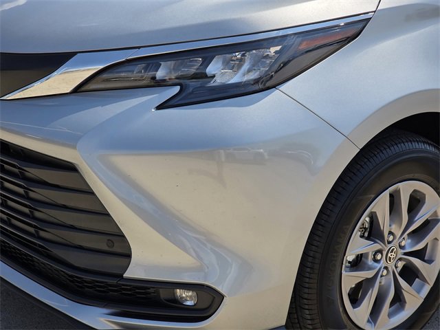 Used 2025 Toyota Sienna XLE image 6