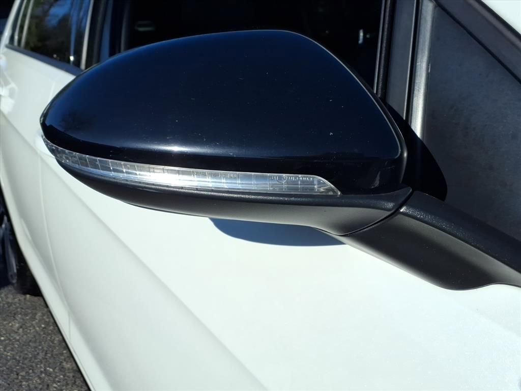 Used 2018 Volkswagen Golf R 4-Door image 8