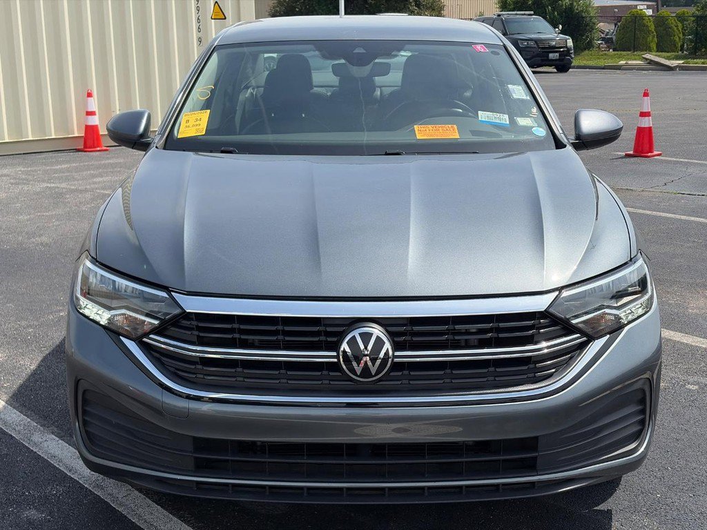 Used 2024 Volkswagen Jetta SE FWD image 2