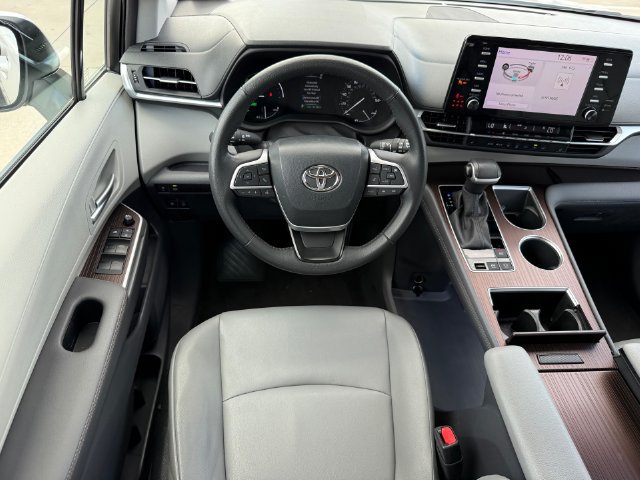 Used 2023 Toyota Sienna XLE FWD image 20