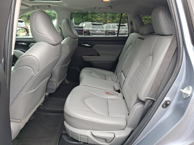Used 2022 Toyota Highlander XLE AWD/4WD image 10