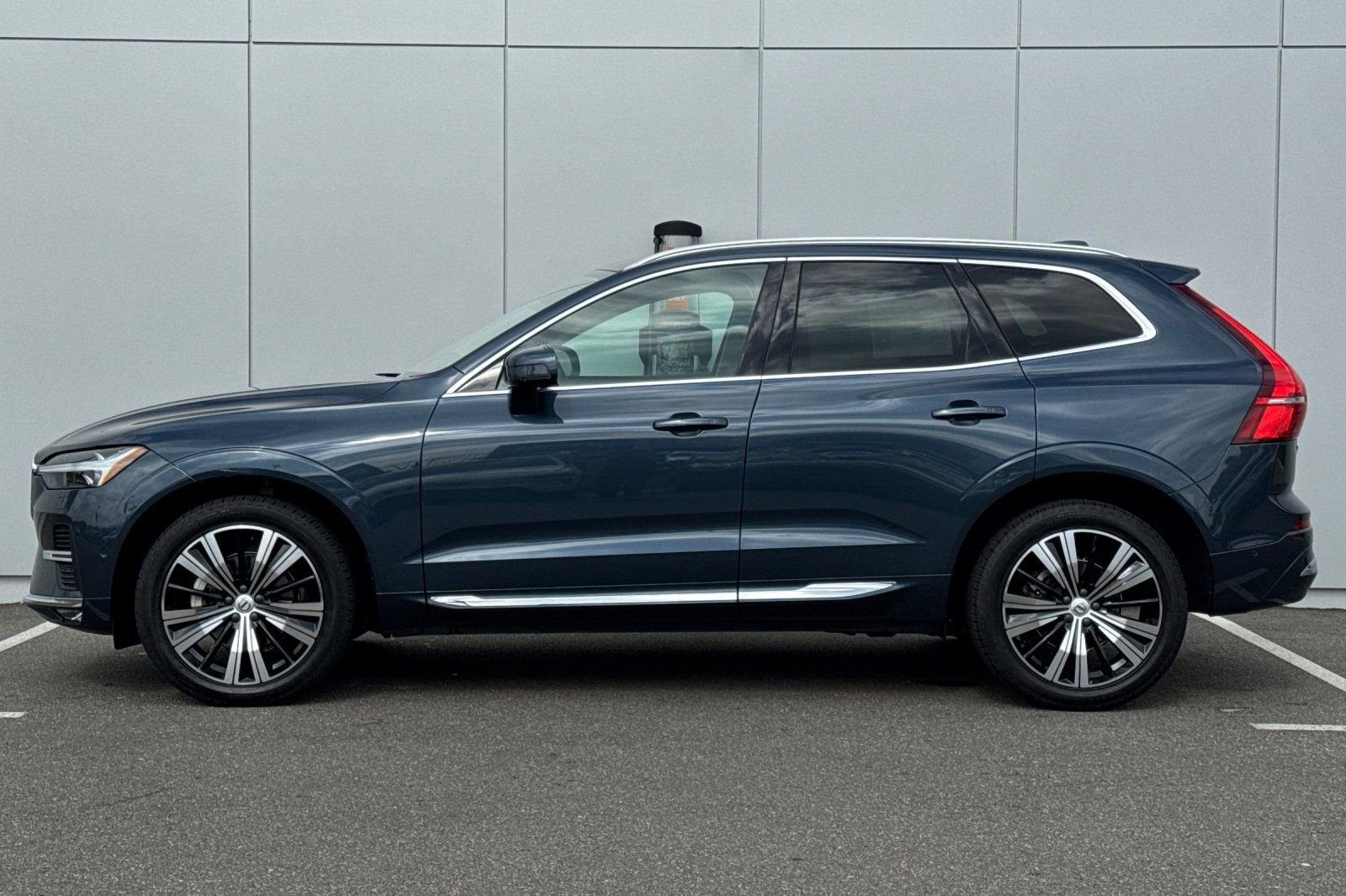 Used 2023 Volvo XC60 B5 Plus image 2