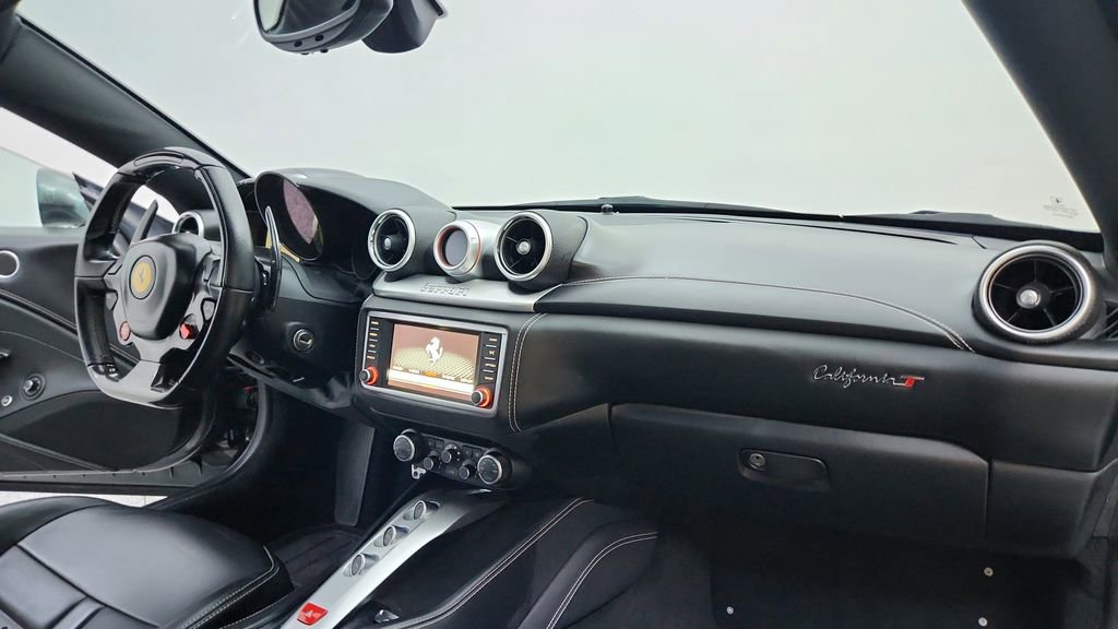Used 2018 Ferrari California T image 24