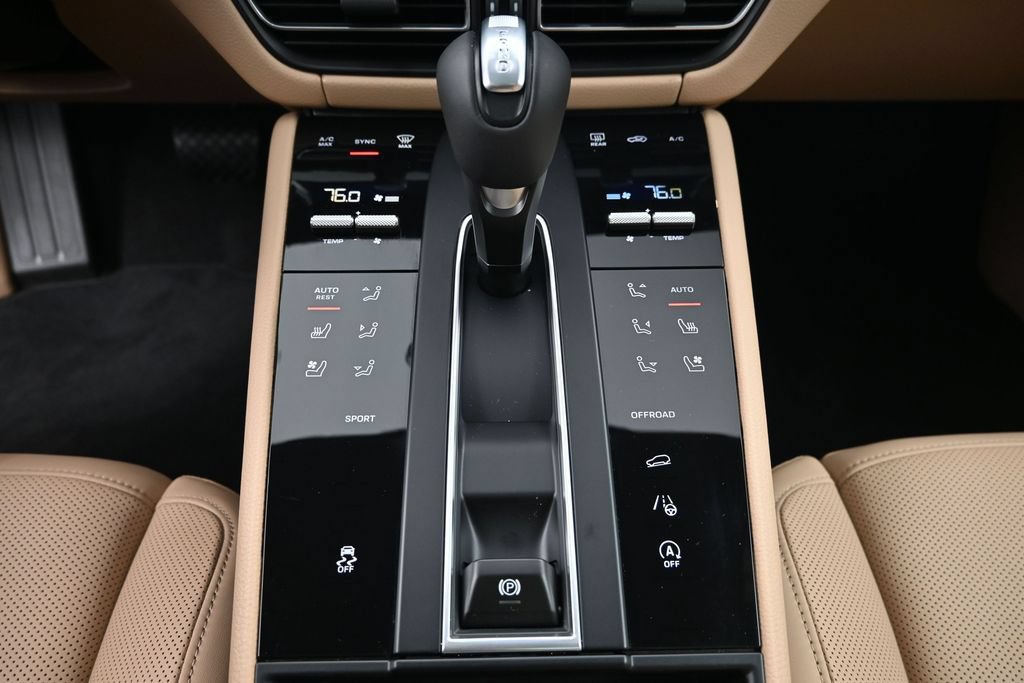 Certified 2026 Porsche Macan AWD/4WD image 18