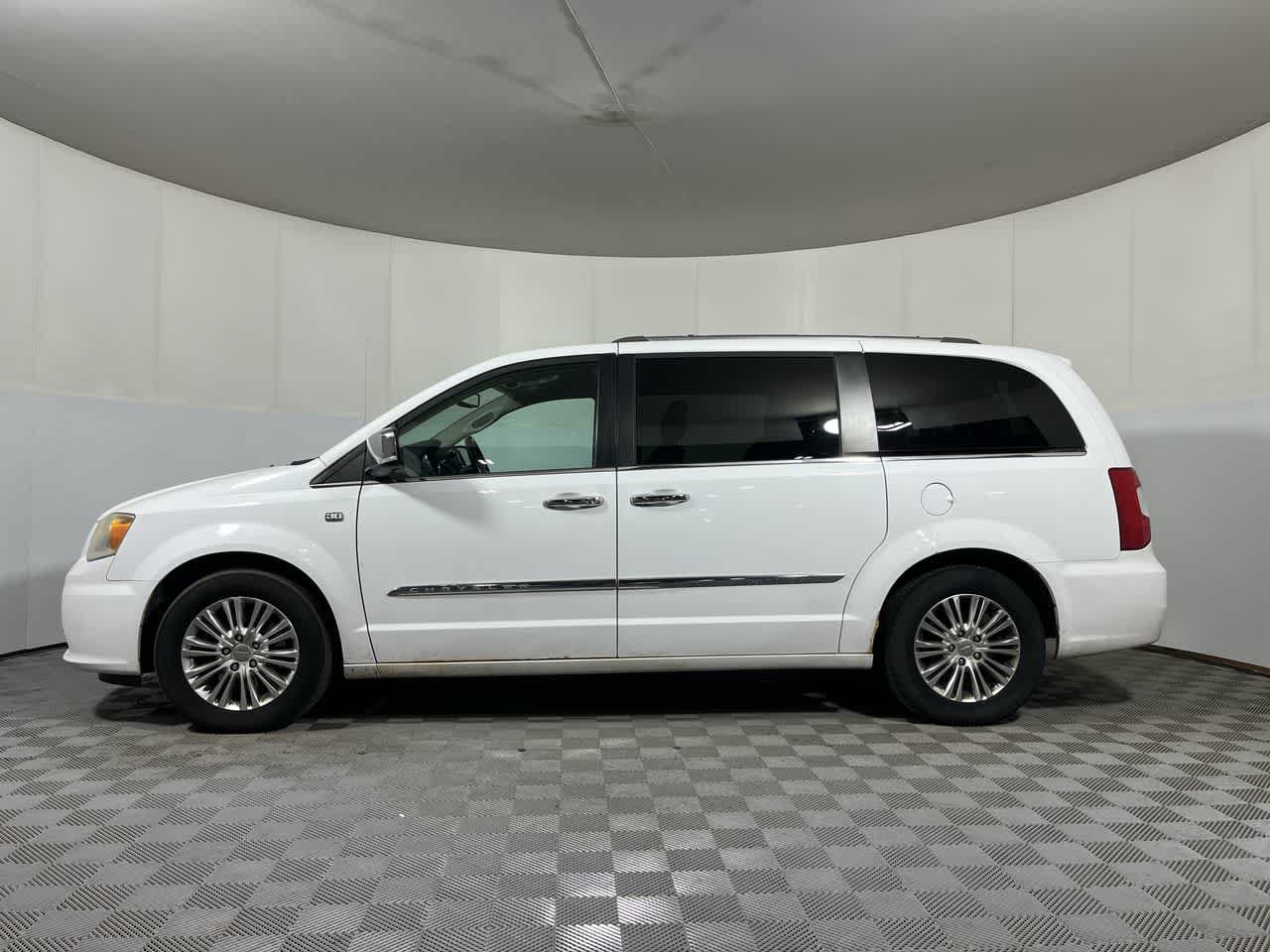 Used 2014 Chrysler Town & Country Touring-L FWD image 5
