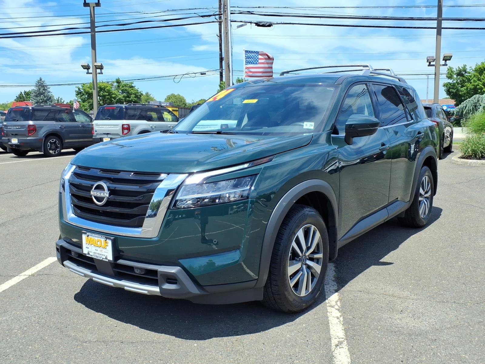 Used 2024 Nissan Pathfinder SL AWD/4WD image 3
