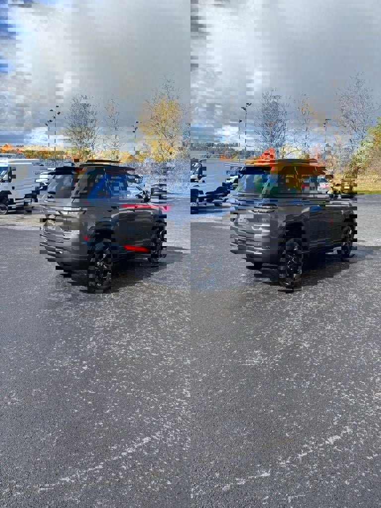 New 2025 Jeep Grand Cherokee Limited w/ Black Appearance Package image 5