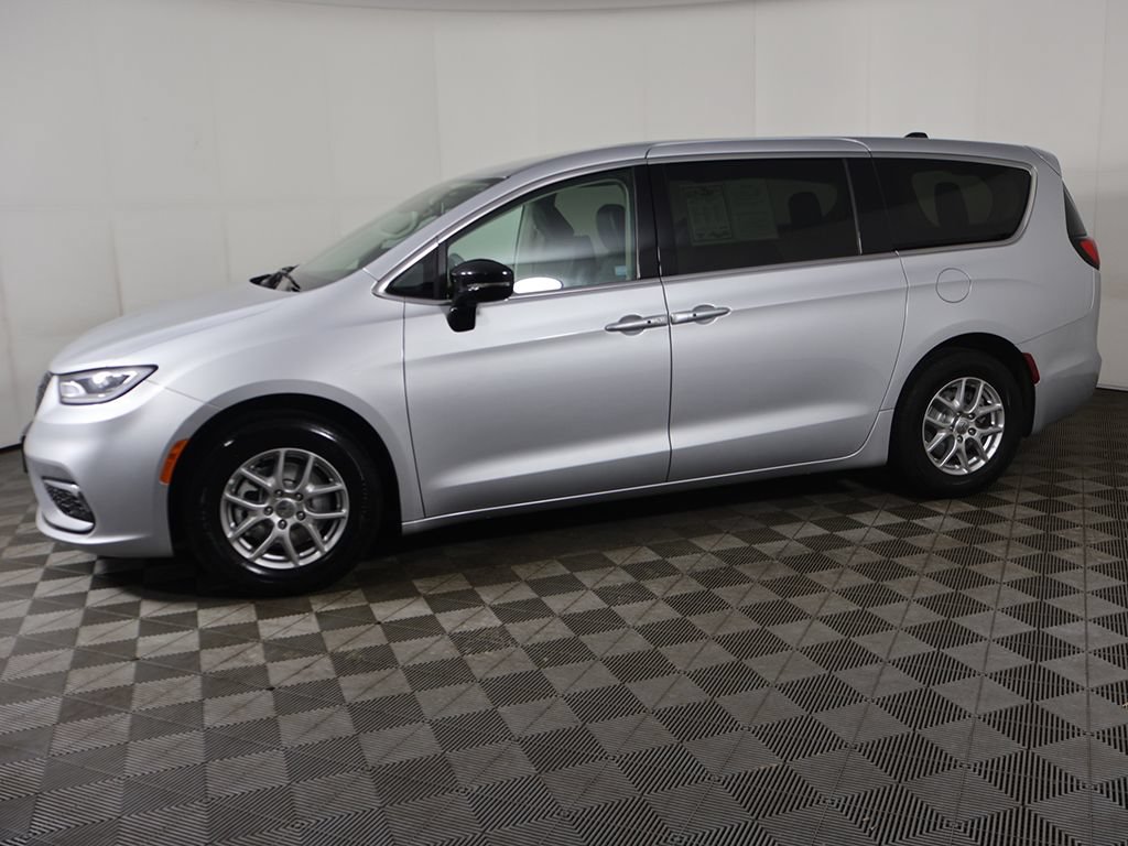 Used 2024 Chrysler Pacifica Touring-L FWD image 18