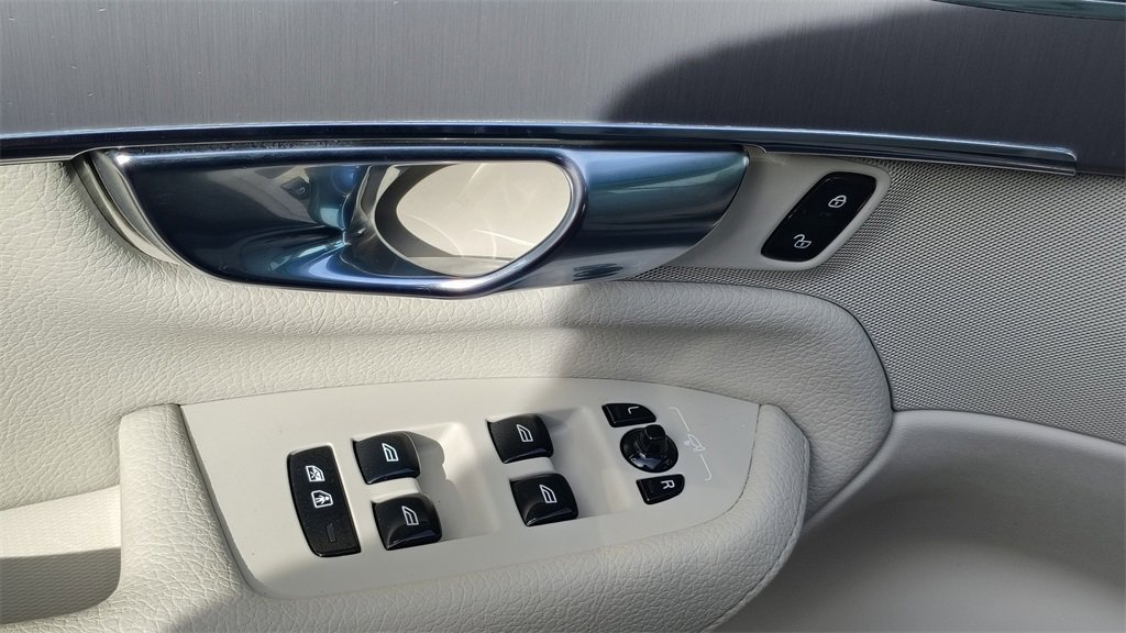 Used 2022 Volvo XC90 T5 Momentum w/ Climate Package image 10