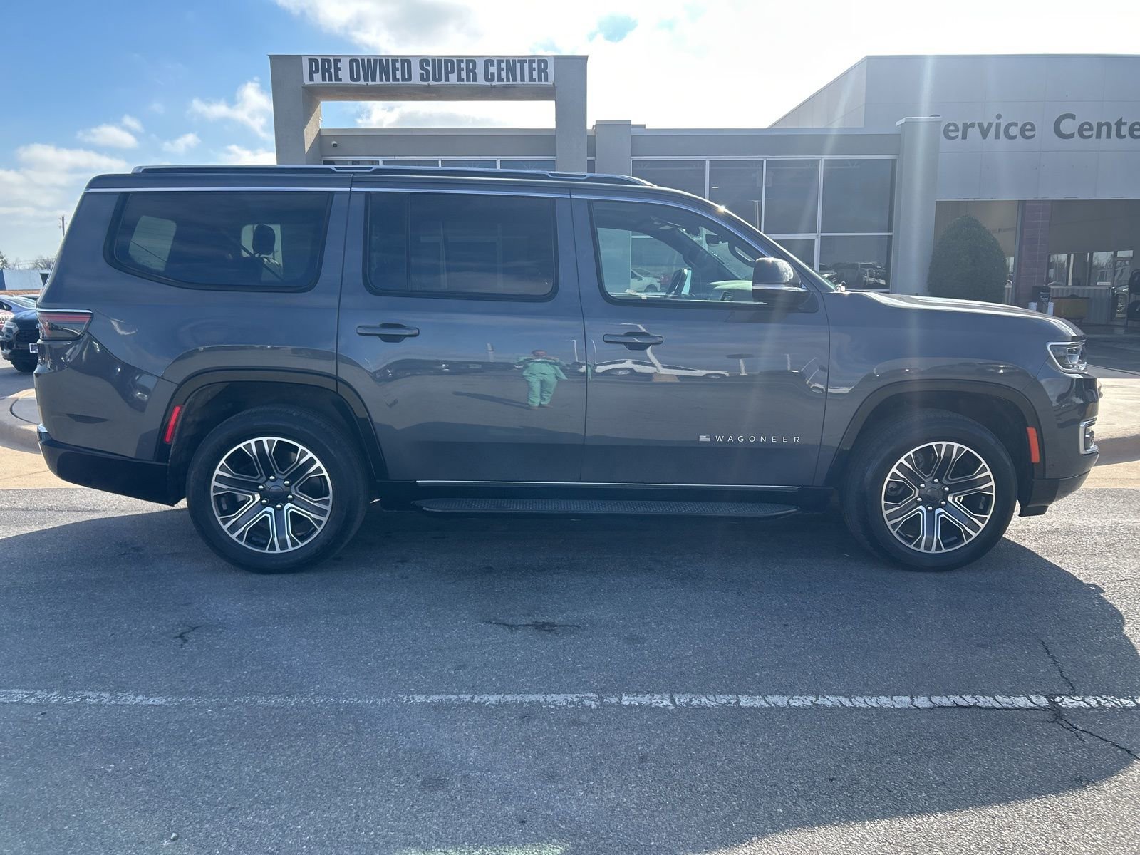 Used 2023 Jeep Wagoneer Base w/ Premium Group I image 4