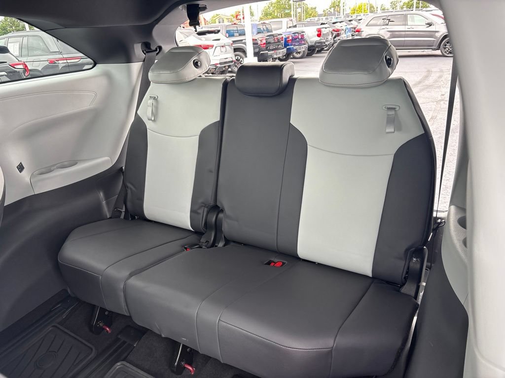 Used 2021 Toyota Sienna XSE FWD image 25