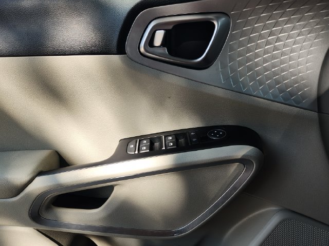 Used 2025 Kia Soul LX w/ LX Technology Package FWD image 24