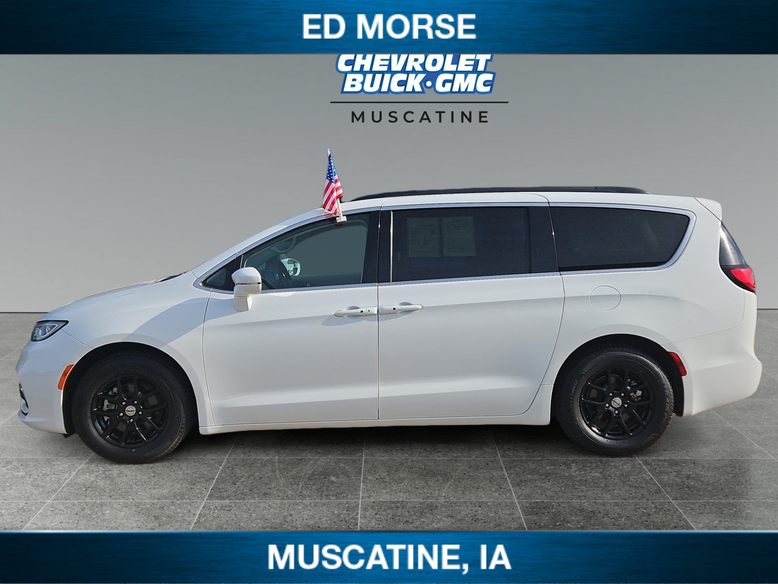 Used 2022 Chrysler Pacifica Touring-L FWD image 2